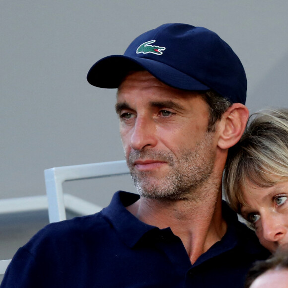 Karin Viard et son compagnon Manuel Herrero dans les tribunes des Internationaux de France de Roland Garros à Paris le 11 juin 2021. © Dominique Jacovides / Bestimage