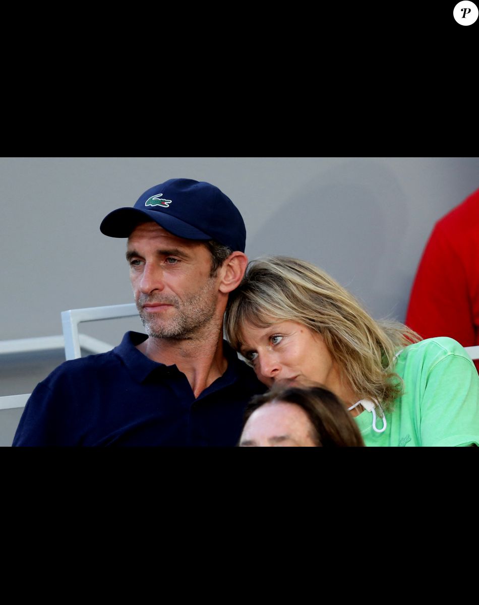 Karin Viard et son compagnon Manuel Herrero dans les tribunes des Internationaux de France de Roland Garros à Paris le 11 juin 2021. © Dominique Jacovides / Bestimage