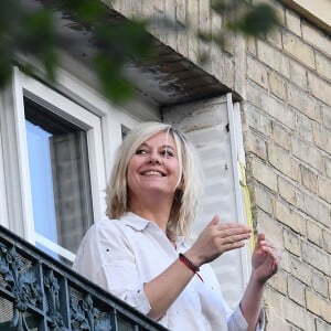 Flavie Flament et son fils Enzo Castaldi sont au balcon de leur domicile pour applaudir le personnel soignant à Paris, le 12 avril 2020.
