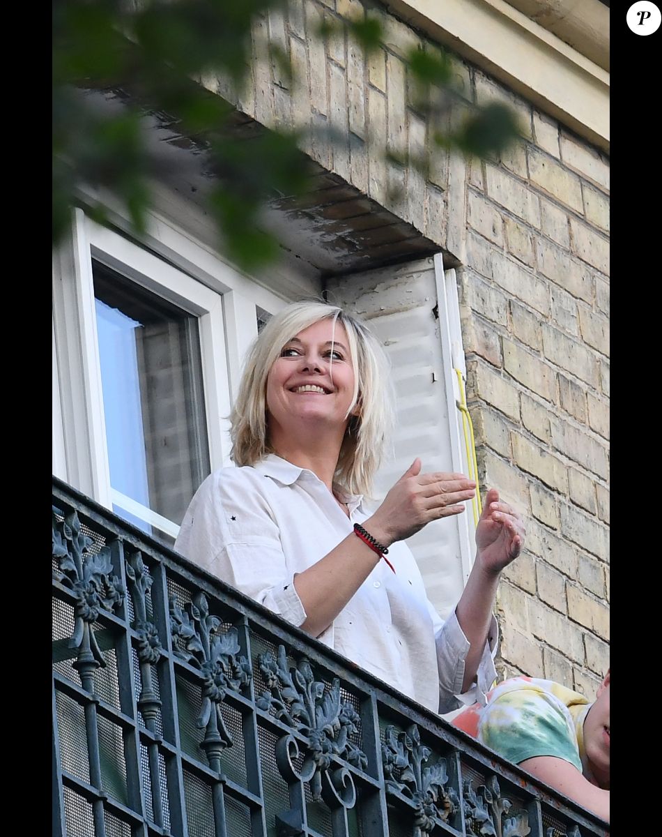 Flavie Flament et son fils Enzo Castaldi sont au balcon de leur domicile pour applaudir le personnel soignant à Paris, le 12 avril 2020.