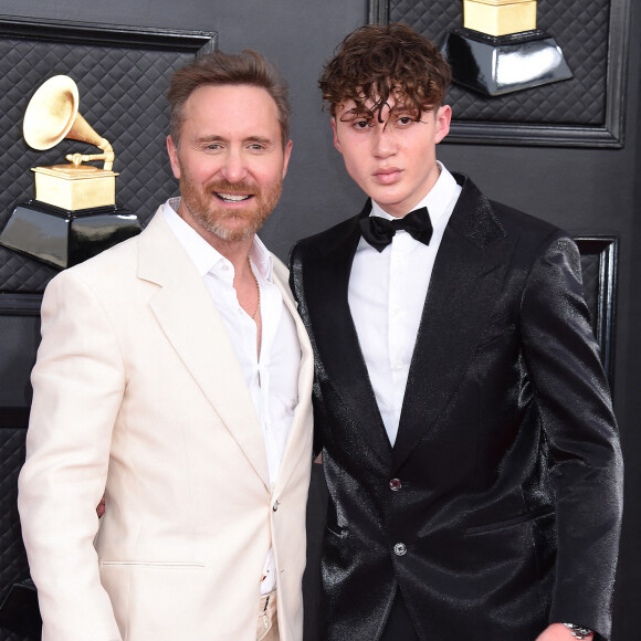 David Guetta et son fils Tim Elvis au photocall de la 64e édition des Grammy Awards au MGM Grand Garden à Las Vegas, le 3 avril 2022.