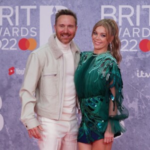David Guetta et la chanteuse Becky Hill au photocall de la cérémonie des Brit Awards à l'O2 à Londres le 8 février 2022.