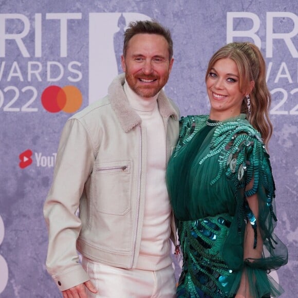 David Guetta et la chanteuse Becky Hill au photocall de la cérémonie des Brit Awards à l'O2 à Londres le 8 février 2022.