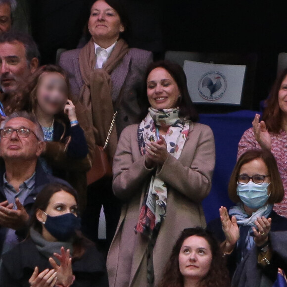 Jean Dujardin, sa femme Nathalie Péchalat et leur fille Jeanne et Roxana Maracineanu assistent au sacre du couple Cizeron-Papadakis en danse sur glace en tribunes de l'Arena de Montpellier lors des championnats du monde de patinage artistique 2022 le 26 mars 2022. © Laurent Lairys /Panoramic/Bestimage