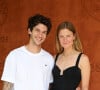 Constance Jablonski et son compagnon Matthias Dandois ont eux aussi retrouvé la ferveur de Roland Garros. © Dominique Jacovides / Bestimage