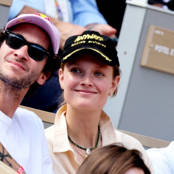 Constance Jablonski et son compagnon Matthias Dandois dans les tribunes des internationaux de France de Roland Garros à Paris, le 1er juin 2022. © Cyril Moreau - Dominique Jacovides/Bestimage