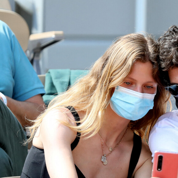 Constance Jablonski et son compagnon Matthias Dandois dans les tribunes des Internationaux de France de Tennis de Roland-Garros à Paris. Le 10 juin 2021. © Dominique Jacovides / Bestimage