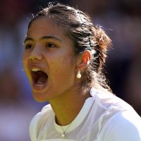 Emma Raducanu coquette à Wimbledon : la jolie britannique joue avec des milliers d'euros sur elle !