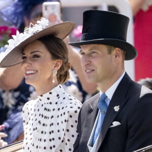 Le prince William, duc de Cambridge, et Catherine (Kate) Middleton, duchesse de Cambridge, lors du quatrième jour de la Royal Ascot 2022 à l'hippodrome d'Ascot dans le Berkshire, Royaume Uni, le 17 juin 2022. 