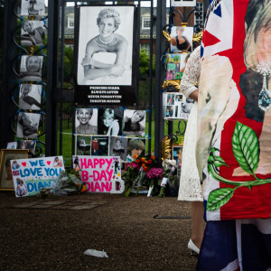 Illustration des hommages rendus à la princesse Diana (Lady Di) devant Kensington Palace à Londres, à l'occasion de son 60ème anniversaire. Le 1er juillet 2021.