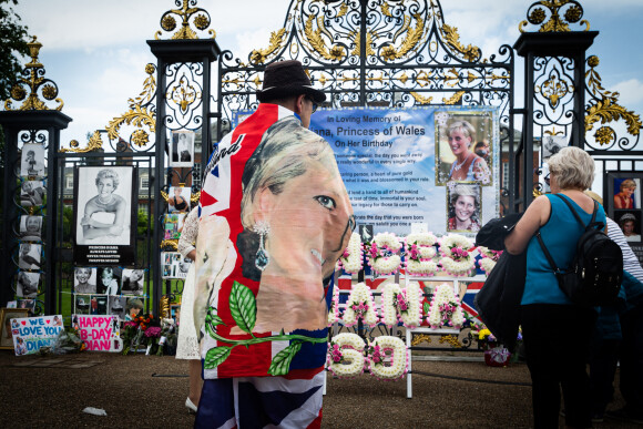 Illustration des hommages rendus à la princesse Diana (Lady Di) devant Kensington Palace à Londres, à l'occasion de son 60ème anniversaire. Le 1er juillet 2021.