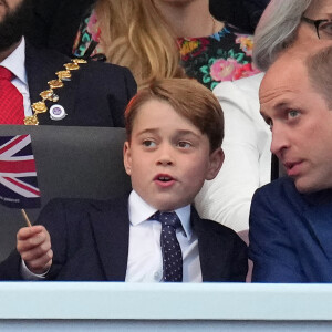 Le prince George et le prince William, duc de Cambridge - La famille royale d'Angleterre au concert du jubilé de platine de la reine d'Angleterre au palais de Buckingham à Londres. Le 4 juin 2022.