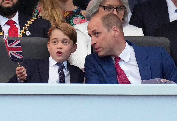 Le prince George et le prince William, duc de Cambridge - La famille royale d'Angleterre au concert du jubilé de platine de la reine d'Angleterre au palais de Buckingham à Londres. Le 4 juin 2022.