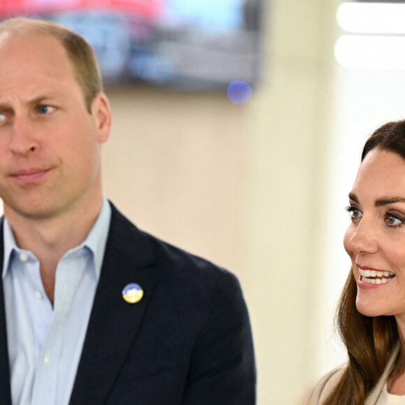 Le prince William, duc de Cambridge, et Catherine (Kate) Middleton, duchesse de Cambridge, visitent le comité d'urgence de Londres, à la rencontre de bénévoles de retour de leur mission humanitaire en Ukraine, le 21 avril 2022. 