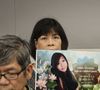 Un parent de Sophie Le Tan tient un portrait - Premier jour du procès de Jean-Marc Reiser, accusé de meurtre de l'étudiante Sophie Le Tan, au palais de justice de Strasbourg, France © Elyxandro Cegarra/Panoramic/Bestimage