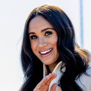 Le prince Harry et Meghan Markle assistent à la finale d'athlétisme, au deuxième jour des Invictus Games 2020 à La Haye, le 17 avril 2022. 