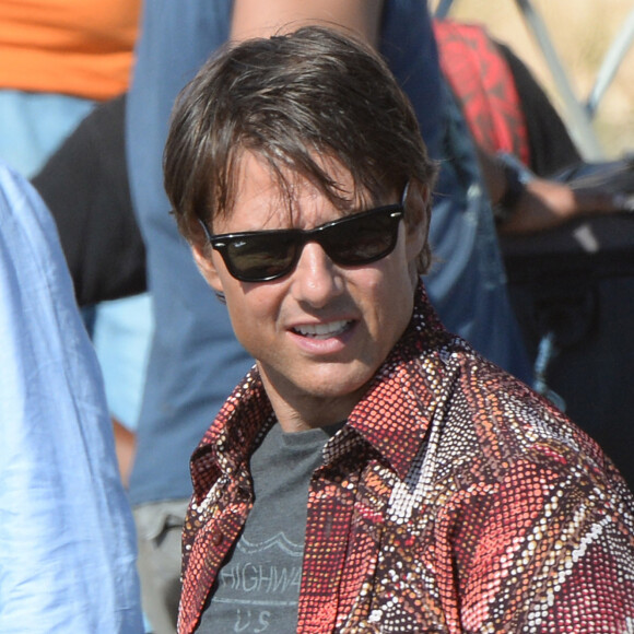 Tom Cruise à bord d'une BMW tourne une scène du film "Mission Impossible 5" à Rabat au Maroc le 25 septembre 2014.