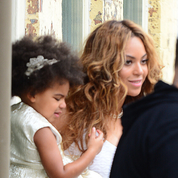 Solange Knowles et Alan Ferguson ont choisi de prendre des vélos à la place d'une limousine afin de rejoindre leurs invités, parmi lesquels se trouvent Beyoncé, son mari Jay-Z et leur fille Blue Ivy après leur mariage à la Nouvelle-Orléans, le 16 novembre 2014. 