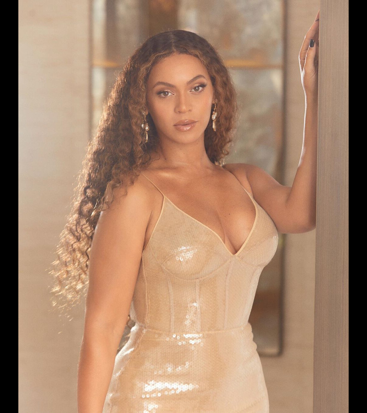 Beyoncé presque nue pour la cover de son dernier album, elle se livre -  Purepeople