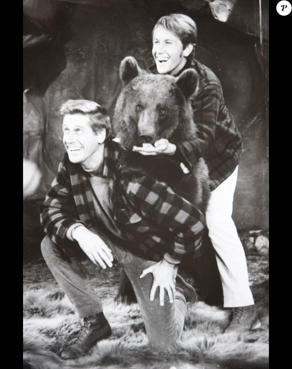 Edward Meeks et Yves Renier sur le tournage de la série "Les Globe Trotters" en 1966. © Jean-Claude Woestelandt/Bestimage