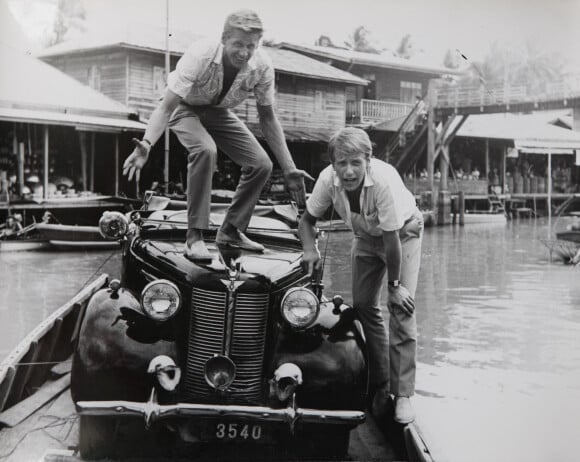 Edward Meeks et Yves Renier sur le tournage de la série "Les Globe Trotters" à Bangkok en 1966. © Jean-Claude Woestelandt/Bestimage
