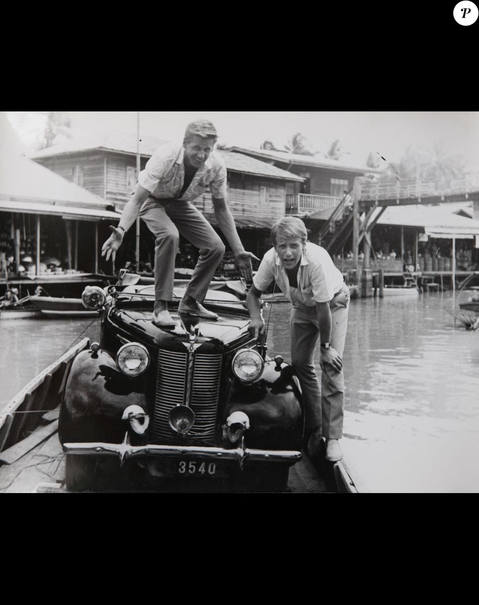 Edward Meeks et Yves Renier sur le tournage de la série "Les Globe Trotters" à Bangkok en 1966. © Jean-Claude Woestelandt/Bestimage