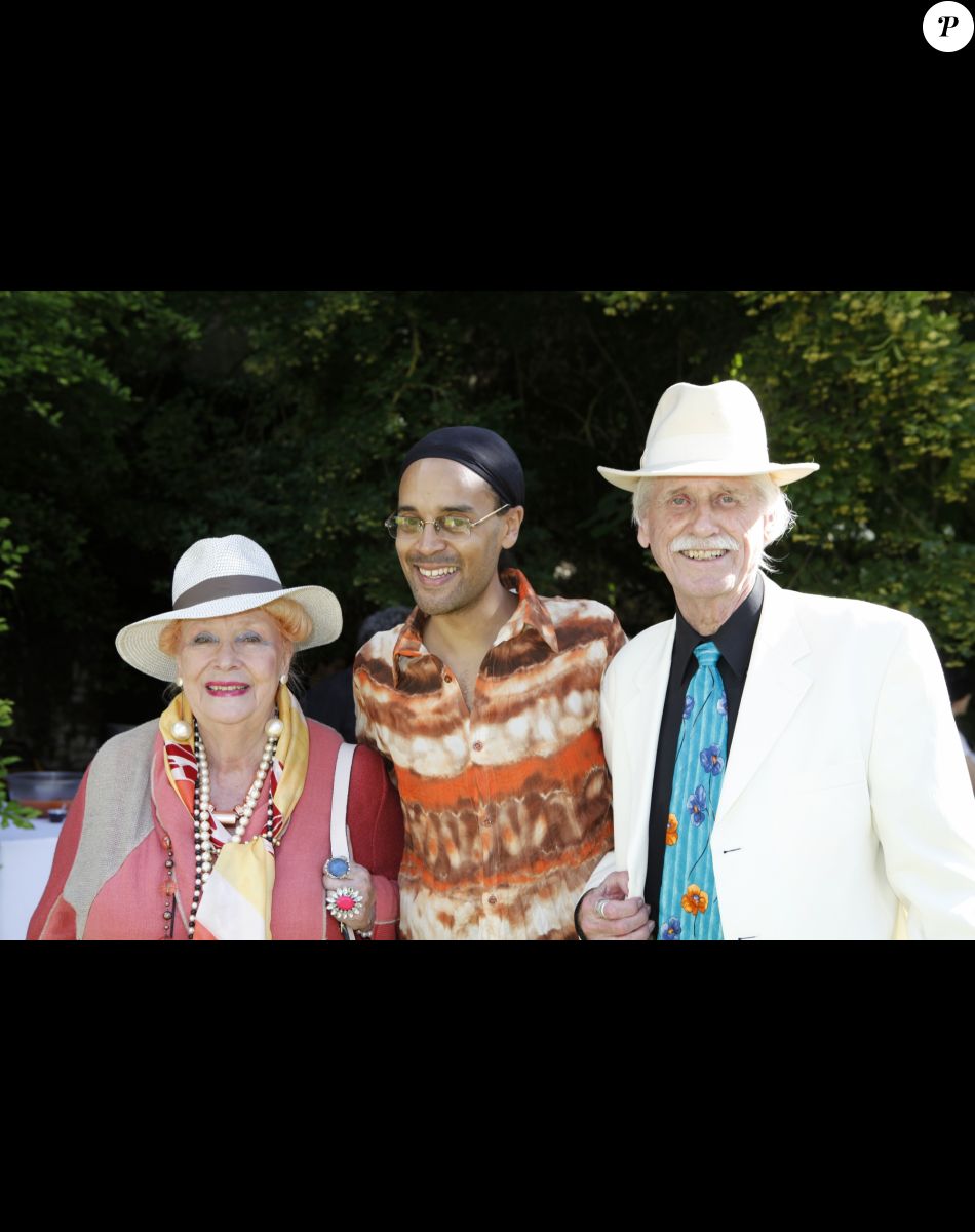 Jacqueline Monsigny et son mari Edward Meeks avec Fabrice Di Falco lors d'une garden party chez Babette de Rozieres à Maule le 30 juin 2013.