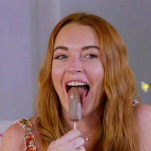 Lindsay Lohan et sa soeur Aliana filmées en train de regarder la télévision dans l'émission "Celebrity Watch Party" depuis leur maison de Dubaï, le 4 juin 2020.