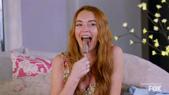 Lindsay Lohan et sa soeur Aliana filmées en train de regarder la télévision dans l'émission "Celebrity Watch Party" depuis leur maison de Dubaï, le 4 juin 2020.