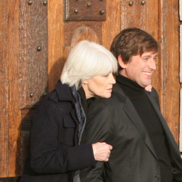 Exclusif - Françoise Hardy et son fils Thomas Dutronc se baladent le long des quais de l'Île Saint-Louis à Paris, France, le 2 novembre 2016.