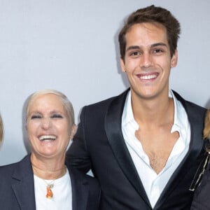 Elle Macpherson, son fils Flynn, une amie et la styliste Maria Grazia Chiuri - Les célébrités au greeting du défilé de mode Haute-Couture automne-hiver 2022-2023 "Dior" à Paris le 4 juillet 2022. © Olivier Borde / Bestimage 