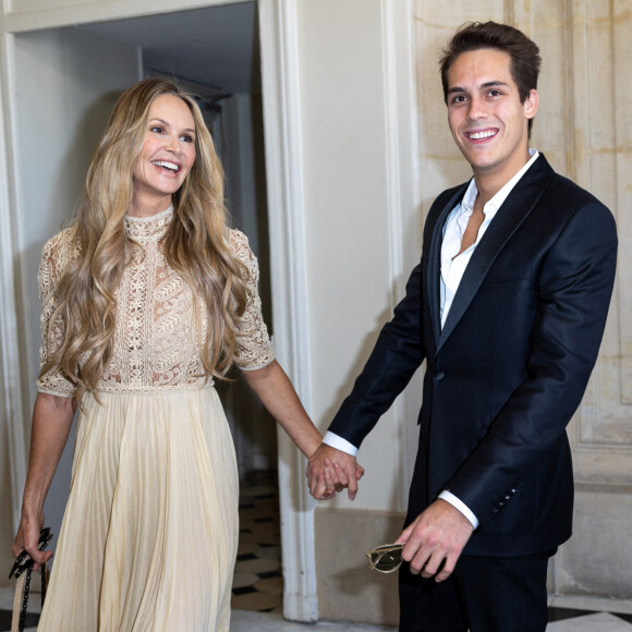 Elle MacPherson et son fils Arpad Flynn Alexander Busson au photocall du défilé de mode Haute-Couture automne-hiver 2022-2023 "Dior" à Paris, France, le 4 juillet 2022. © Olivier Borde/Bestimage 