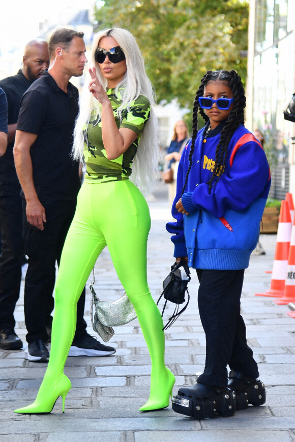 Kim Kardashian et sa fille North West à la sortie des essayages chez Jean-Paul Gaultier à Paris. Le 5 juillet 2022.