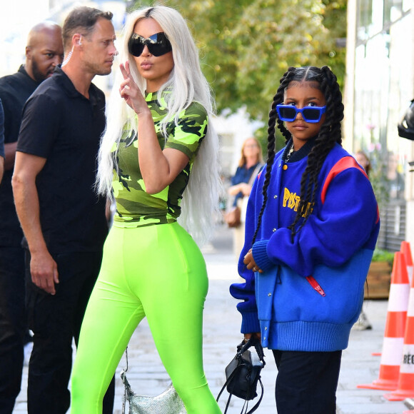 Kim Kardashian et sa fille North West à la sortie des essayages chez Jean-Paul Gaultier à Paris. Le 5 juillet 2022.