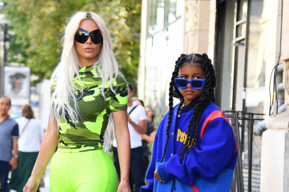 Kim Kardashian et sa fille North West à la sortie des essayages chez Jean-Paul Gaultier à Paris.
