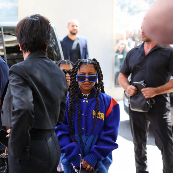 Kim Kardashian et sa fille North West, sa mère Kris Jenner et Corey Gamble à leur arrivée à la Tour Eiffel à Paris. Le 5 juillet 2022.