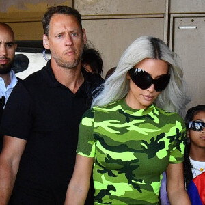 Kim Kardashian et sa fille North West, sa mère Kris Jenner et Corey Gamble à leur arrivée à la Tour Eiffel à Paris. Le 5 juillet 2022.