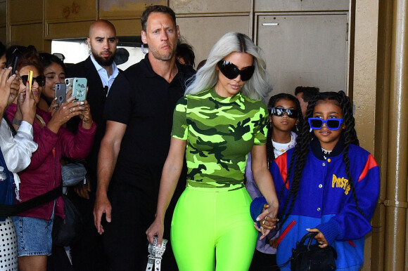 Kim Kardashian et sa fille North West, sa mère Kris Jenner et Corey Gamble à leur arrivée à la Tour Eiffel à Paris. Le 5 juillet 2022.