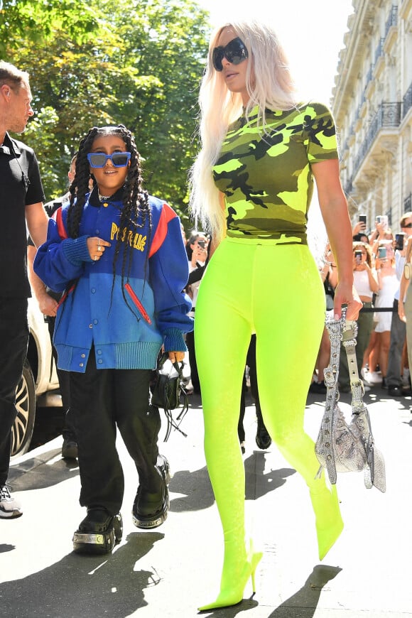 Kim Kardashian et sa fille North West, sa mère Kris Jenner, à leur sortie de la boutique Balenciaga à Paris. Le 5 juillet 2022.