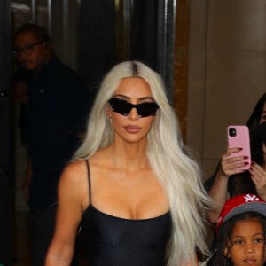 Kim Kardashian avec ses fils Saint et Psalm West à la sortie de leur hôtel à New York, le 21 juin 2022.