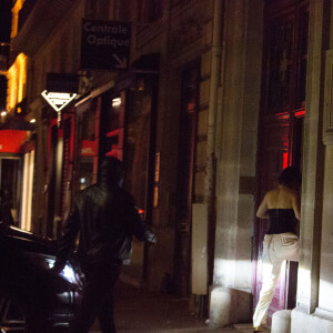 Kim Kardashian a été attaquée dans l'hôtel résidence des Kardashian rue Tronchet par des assaillants armés déguisés en policiers à 2h40 du matin à Paris le 3 octobre 2016.
