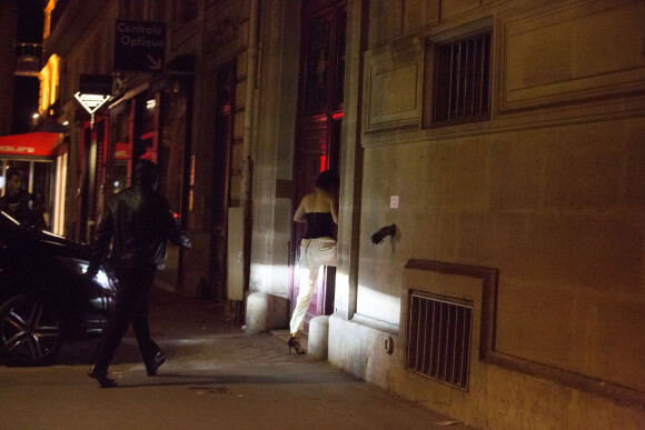 Kim Kardashian a été attaquée dans l'hôtel résidence des Kardashian rue Tronchet par des assaillants armés déguisés en policiers à 2h40 du matin à Paris le 3 octobre 2016.
