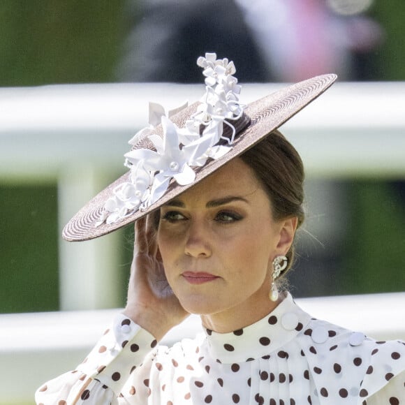 Catherine (Kate) Middleton, duchesse de Cambridge, lors du quatrième jour de la Royal Ascot 2022 à l'hippodrome d'Ascot dans le Berkshire, Royaume Uni, le 17 juin 2022. 