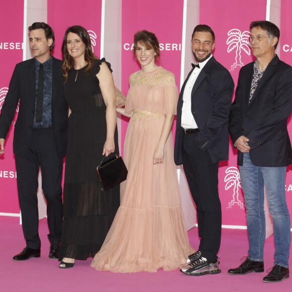 Nicolas Berger-Vachon, Anne Décis, Léa François, en longue robe tulle nude rebrodée aux épaules griffée Christophe Guillarmé, bijoux Elsa Lee Paris, et pochette Carmen Steffens,, Marwan Berreni et Serge Ladron de Guevara de "Plus Belle la Vie" au photocall lors de la 5ème saison du festival International des Séries "Canneseries" à Cannes, France, le 2 avril 2022. © Denis Guignebourg/Bestimage