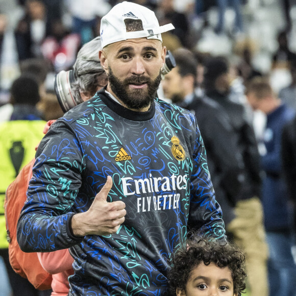 Karim Benzema et son fils Ibrahim - Les joueurs du Real Madrid célèbrent en famille la victoire de leur équipe face à Liverpool (1-0) en finale de la Ligue des champions au stade de France, le 28 mai 2022. Saint-Denis. © Cyril Moreau / Bestimage