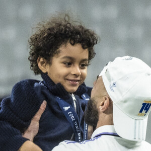 Karim Benzema et son fils Ibrahim - Les joueurs du Real Madrid célèbrent en famille la victoire de leur équipe face à Liverpool (1-0) en finale de la Ligue des champions au stade de France, le 28 mai 2022. Saint-Denis. © Cyril Moreau / Bestimage