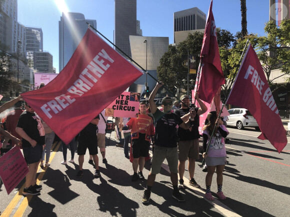 Joie des fans de Britney Spears lors du Rally Free Britney à Los Angeles le 12 novembre 2021.