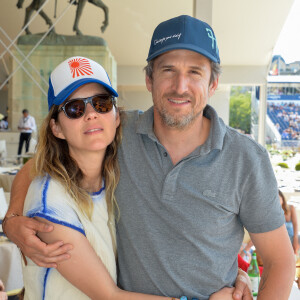 Marion Cotillard et son compagnon Guillaume Canet dans la tente VIP lors du Longines Paris Eiffel Jumping au Champ de Mars à Paris, le samedi 6 juillet 2019. © Veeren Ramsamy/Bestimage 