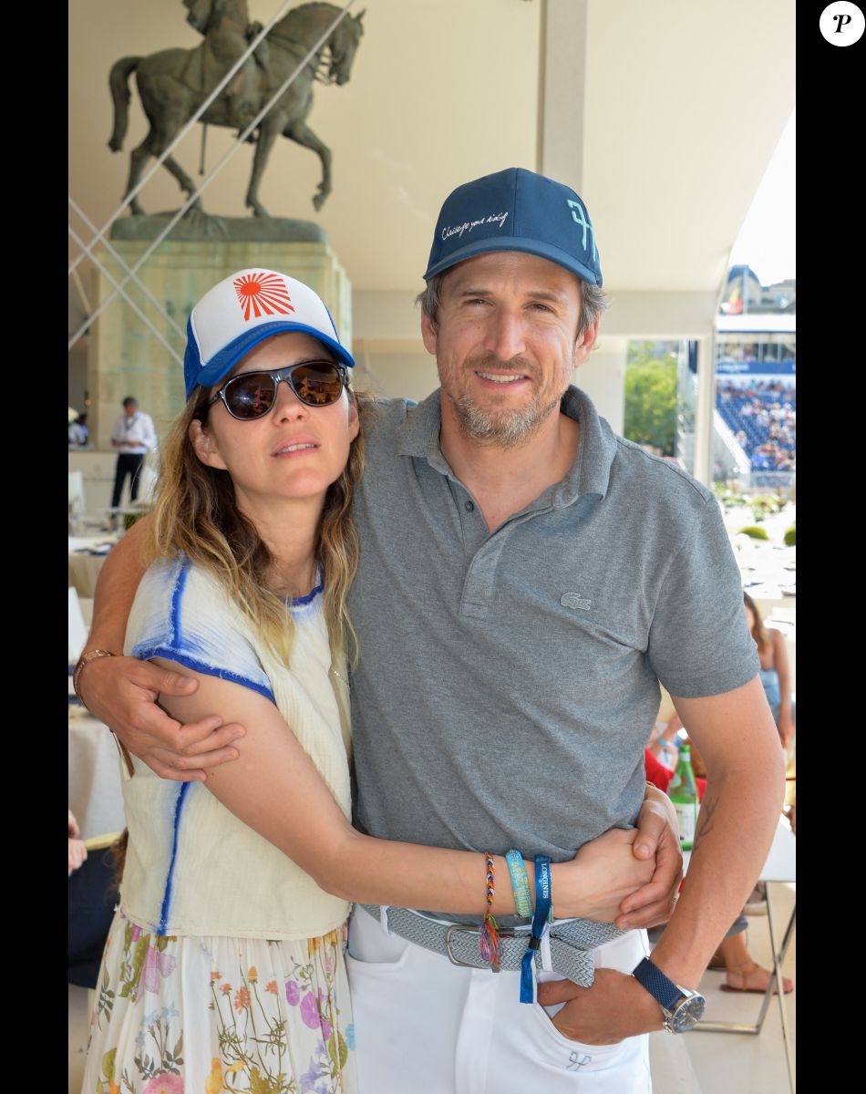 Marion Cotillard et son compagnon Guillaume Canet dans la tente VIP lors du Longines Paris Eiffel Jumping au Champ de Mars à Paris, le samedi 6 juillet 2019. © Veeren Ramsamy/Bestimage
