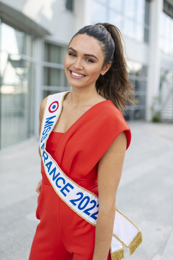 Exclusif - Diane Leyre, Miss France 2022 lors du match de football caritatif (Le match des héros Unicef) entre l'OL Légendes et la team Unicef au Groupama Stadium à Lyon en faveur des enfants d'Ukraine et pour célébrer les 20 ans du premier titre de Champion de France de l Olympique Lyonnais le 10 mai 2022. © Pierre Perusseau / Bestimage 